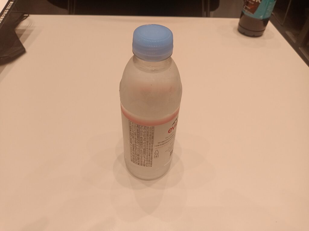 これが1本500円の高級ペットボトルです。