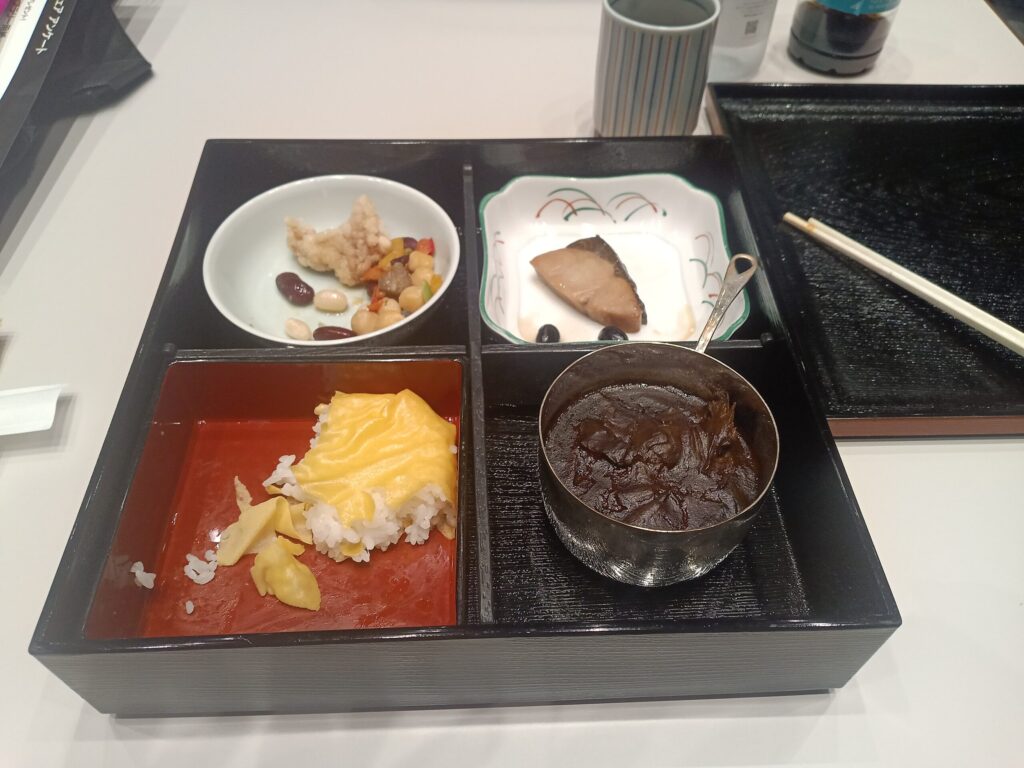 帝国ホテル謹製の豪華お弁当。半分以上食べてから気づいて慌てて撮りました。