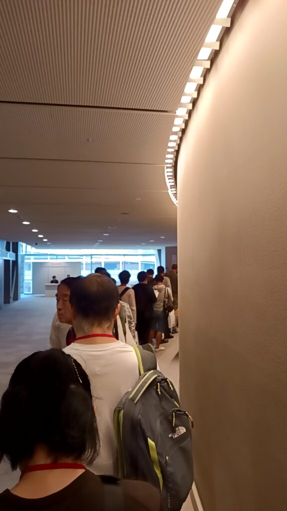 GraniteSharesのノベルティ配布会場へ向かう参加者の列